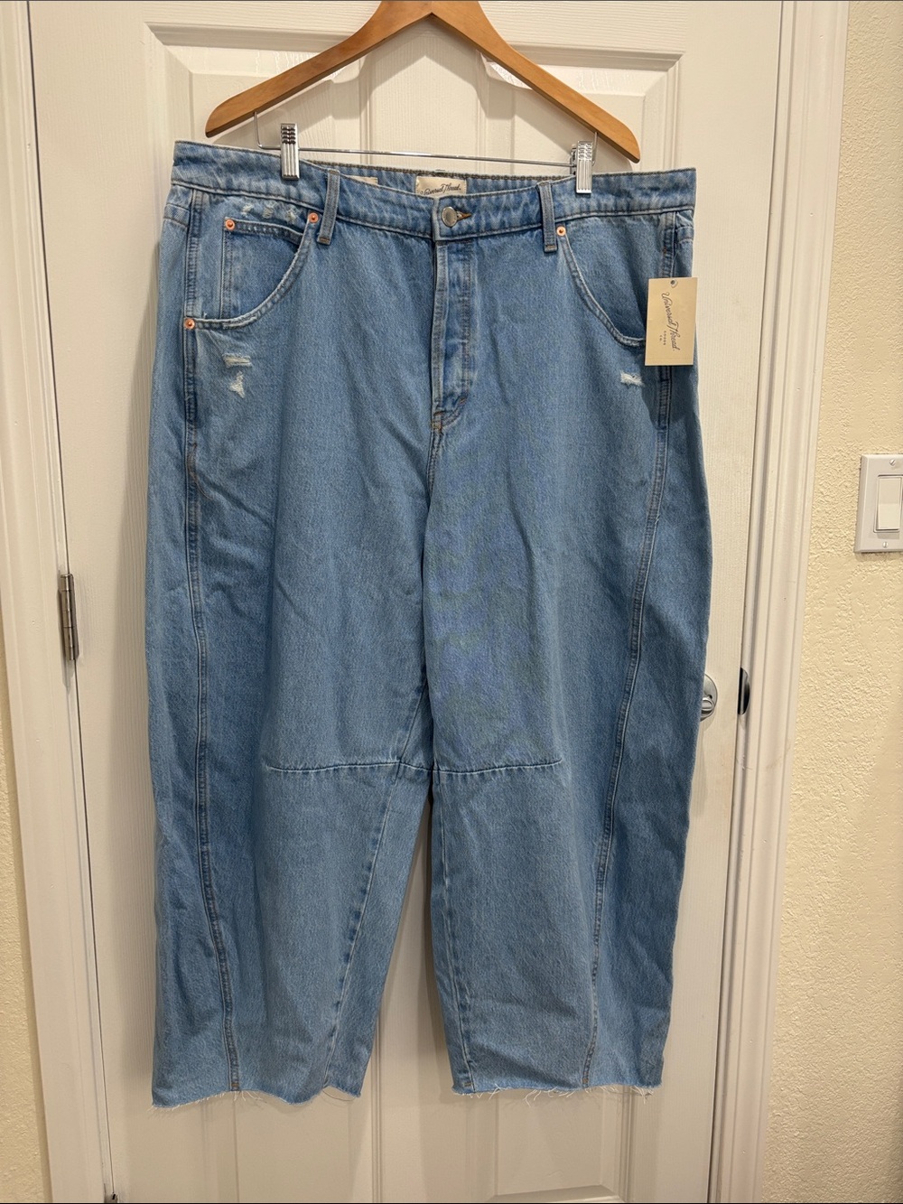 Universal Thread Barrel Leg Jeans. High Rise Curved Leg NWT Size 17 Light Wash